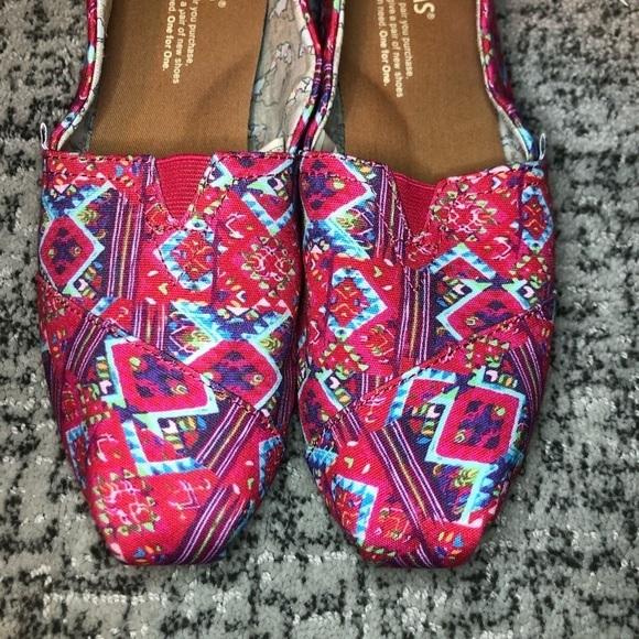 TOMS Red Aztec Print Slip-On Canvas Shoes Size 7.5 - Picture 3 of 11